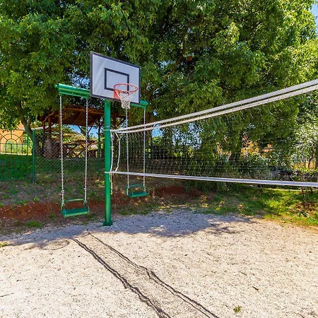 Mit Grossem Pool, Observatorium, Volleyballplatz *